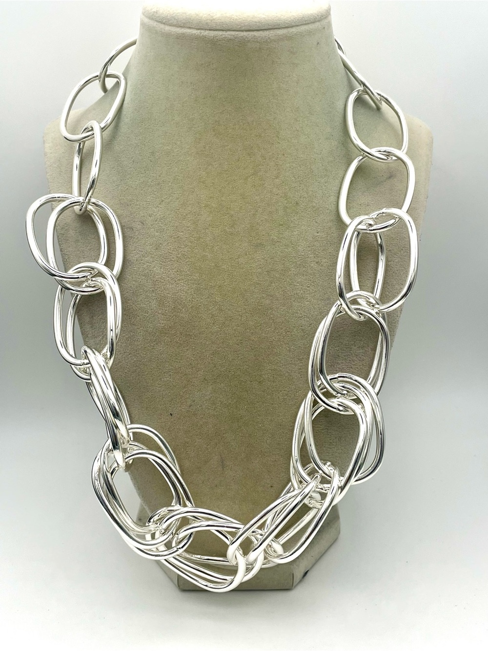 IMAN Global Chic Chunky Polished Silver Tone Oval Chain Link Necklace. 24 inches
